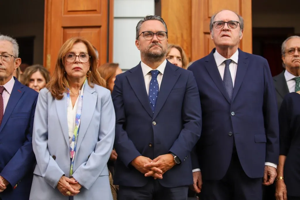 El Defensor del Pueblo, Ángel Gabilondo (d), la Diputada del Común de Canarias, Dolores Padrón (i); y el alcalde de Santa Cruz de La Palma, Asier Antona (c), han guardado este jueves un minuto de silencio por las víctimas del accidente ferroviario de Toledo. EFE / Luis G Morera