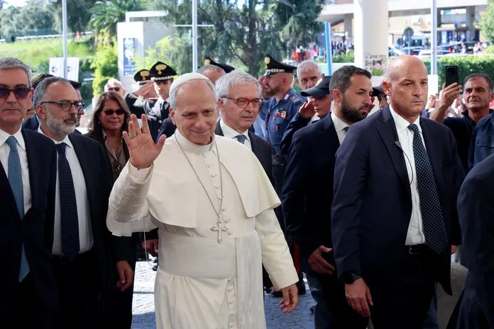 El papa León XIV llega al Policlínico Gemelli para su intervención. Imagen Reuters