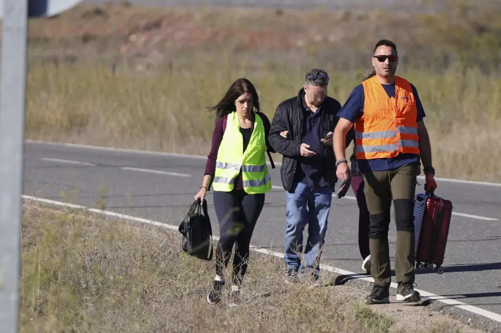 Pasajeros de lôs trenes siniestrados salen por su propio pie en las inmediaciones del accidente de dos trenes de alta velocidad, uno de Renfe y otro de Iryo, que han colisionado a primera hora de este miércoles a la altura de la estación de Urda (Toledo), donde al menos hay diez fallecidos. EFE/Ismael Herrero