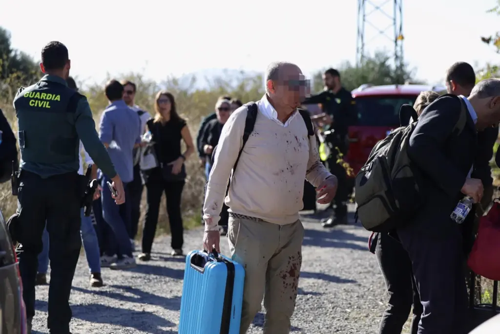 Pasajeros de los trenes siniestrados salen por su propio pie en las inmediaciones del accidente de dos trenes de alta velocidad, uno de Renfe y otro de Iryo, que han colisionado a primera hora de este miércoles a la altura de la estación de Urda (Toledo), donde al menos hay diez fallecidos. EFE/Ismael Herrero