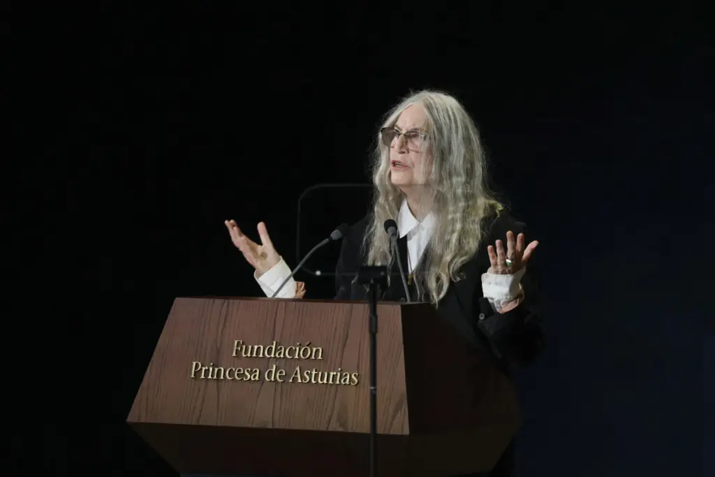 La galardonada con el Princesa de Asturias de las Artes 2026, la poeta y cantante Patti Smith, durante la ceremonia de entrega de los Premios Princesa de Asturias 2026 que se celebra este viernes en el Teatro Campoamor de Oviedo. EFE/ Ballesteros