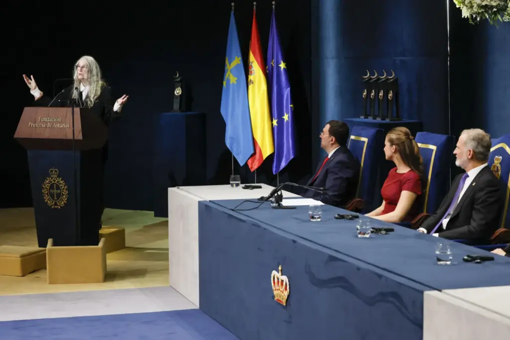 La galardonada con el Princesa de Asturias de las Artes 2026, la poeta y cantante Patti Smith (i), durante la ceremonia de entrega de los Premios Princesa de Asturias 2026 que se celebra este viernes en el Teatro Campoamor de Oviedo. EFE/ Ballesteros