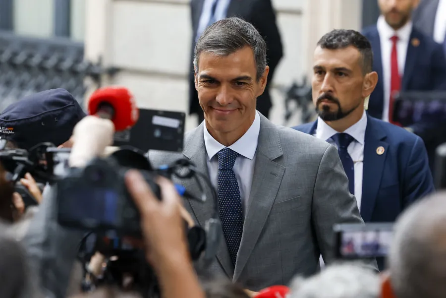 Pedro Sánchez a su salida del Congreso de los Diputados tras la votación de los dos decretos de vivienda / EFE 