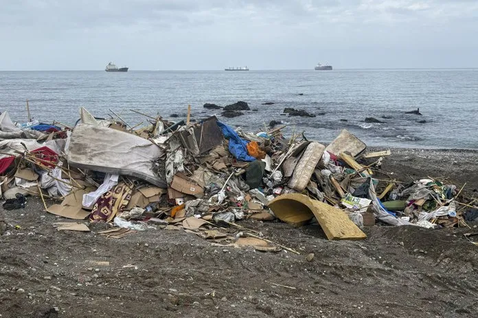 Acumulación de residuos en la playa del Trampolín, Ceuta. Imagen EFE