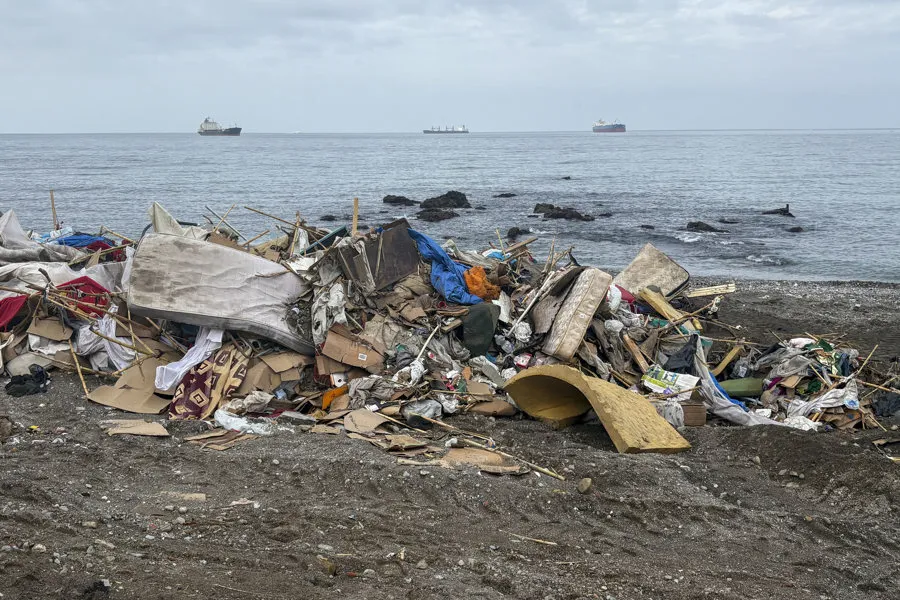 Los migrantes en las playas de Ceuta huyen a los montes y otras zonas de la ciudad