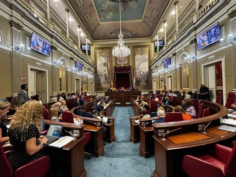 El Parlamento rechaza tramitar la ley del PSOE que regula la residencialización en zonas turísticas