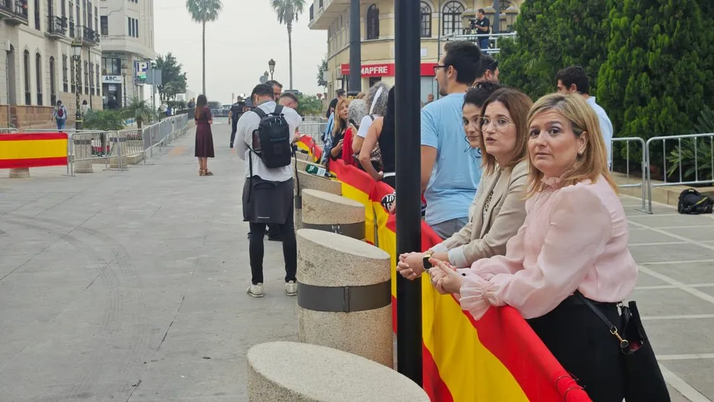 Muchos ciudadanos guardan ya su sitio para ver de cerca a los Reyes de España en su histórica visita a Ceuta / RTVC / Carlos Centurión - Francisco Baute