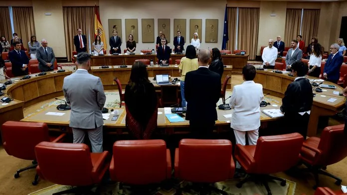 Los miembros de la Diputación Permanente guardan un minuto de silencio por las últimas víctimas de la violencia machista y por Maricarmen Abascal. Imagen EFE