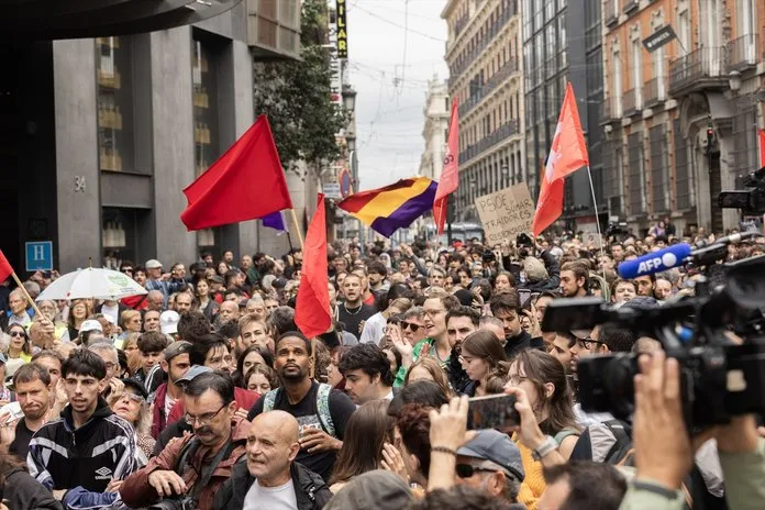 Inquilinos y activistas por el derecho a la vivienda se concentran frente al Congreso de los Diputados en Madrid durante una manifestación convocada por el Sindicato de Inquilinas e Inquilinos de Madrid. / Ignacio Lopez Isasmendi / ZUMA Press Wire/ Europa Press