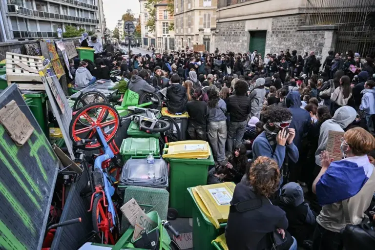 Francia anuncia 3.000 profesores suplentes en plena escalada de las protestas estudiantiles