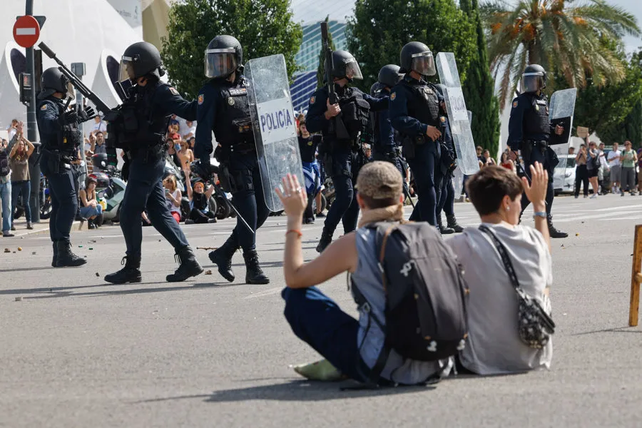 Tensión entre manifestantes y Policía en València. Imagen EFE