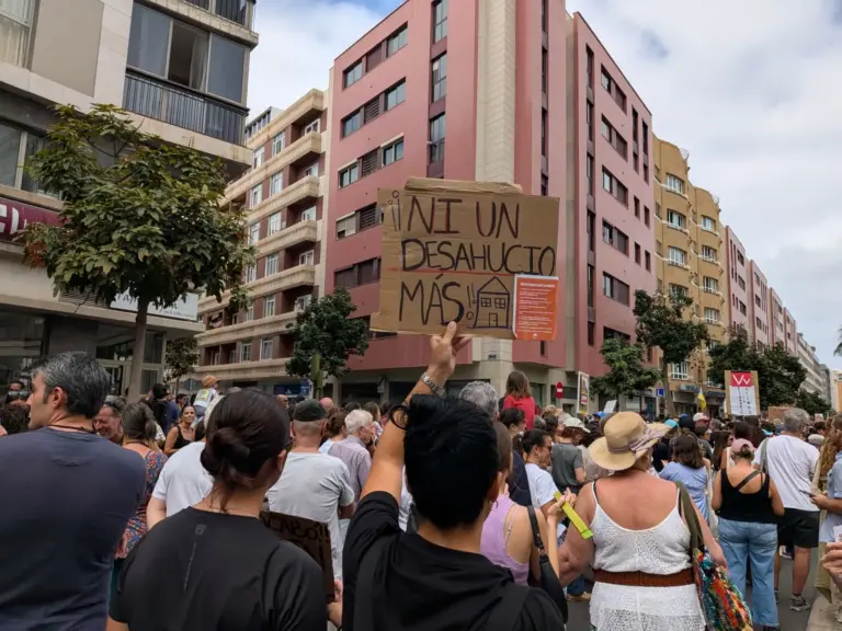 EN DIRECTO | Miles de personas protestan en las calles por el derecho a la vivienda en Canarias
