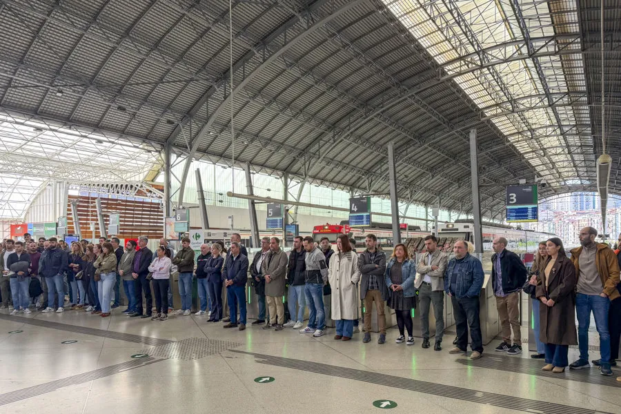 Personal de Renfe y Adif de la estación de Abando Indalecio Prieto, en Bilbao, este jueves han guardado cinco minutos de silencio tras el accidente ferroviario ocurrido ayer en Urda (Toledo) que se ha cobrado la vida de al menos 69 personas. EFE/Jon Ander Santamaría