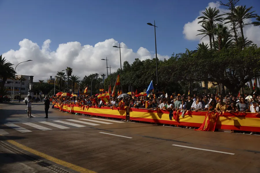 Cientos de personas esperan a los reyes en Melilla. Imagen EFE/Mariscal