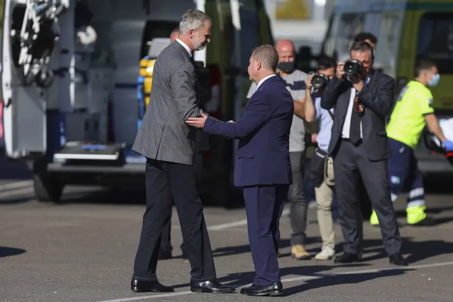 El rey Felipe VI saluda al presidente de Castilla-La Mancha, Emiliano García Page (d) a su llegada al Hospital Universitario de Toledo este jueves para visitar a los heridos en el accidente ferroviario de Urda (Toledo) -en el que fallecieron al menos 69 personas- que se encuentran ingresados en este centro, 15 de ellos en la UCI. EFE/ Ismael Herrero