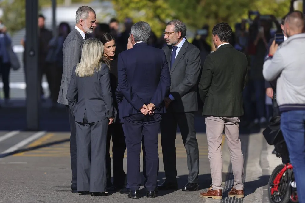 Los reyes a su llegada al Hospital Universitario de Toledo este jueves para visitar a los heridos en el accidente ferroviario de Urda (Toledo) -en el que fallecieron al menos 69 personas. Se encuentran ingresados en este centro, 15 de ellos en la UCI. EFE/ Ismael Herrero