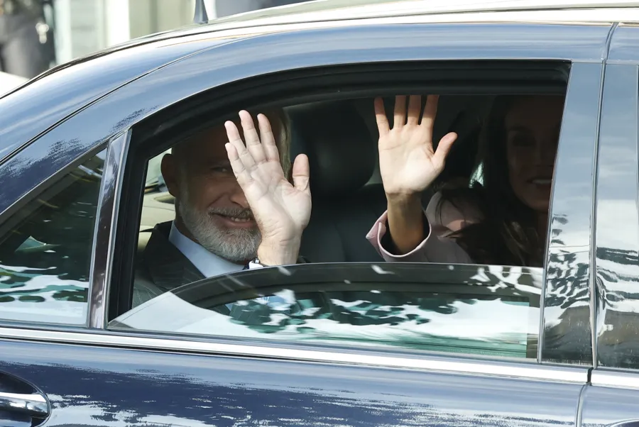 El rey Felipe VI (i) y la reina Letizia (d) se despiden desde el coche oficial a su marcha de Ceuta, este miércoles. EFE/Chema Moya