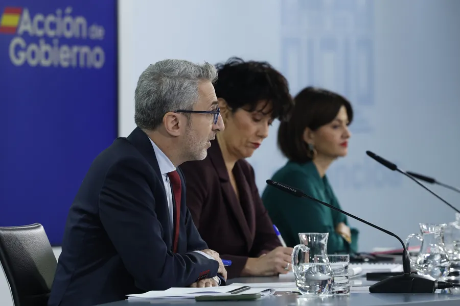 La ministra portavoz, Elma Saiz, comparece en rueda de prensa junto al ministro de Hacienda, Arcadi España, y la ministra de Juventud e Infancia, Sira Rego, este martes tras el Consejo de Ministros.-EFE/ J.J. Guillén