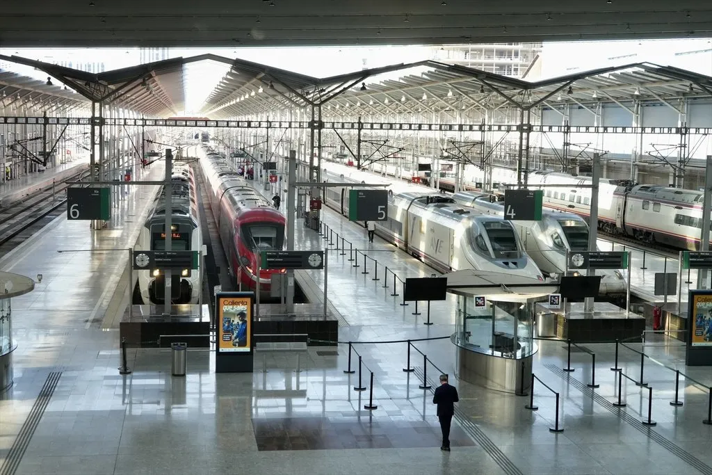 Los trenes modernos en España llevan a bordo equipos para leer ASFA, LZB y ERTMS de manera simultánea / Estación de trenes de alta velocidad en Málaga. Imagen de archivo Europa Press