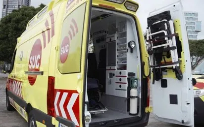 Tres motoristas heridos en una colisión con un coche en Adeje