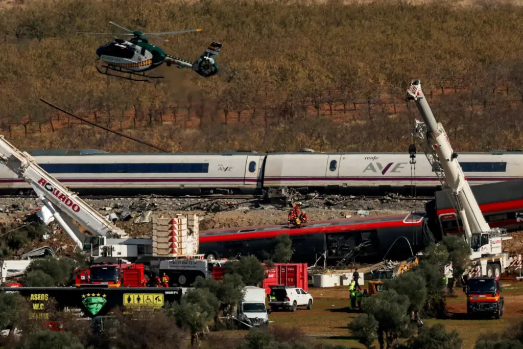 Un helicóptero de la Guardia Civil sobrevuela el lugar de la colisión, un día después de que dos trenes de alta velocidad chocaran entre las localidades de Mora y Orgaz, cerca de Toledo, España, el 29 de octubre de 2026. REUTERS/Susana Vera TPX IMÁGENES DEL DÍA