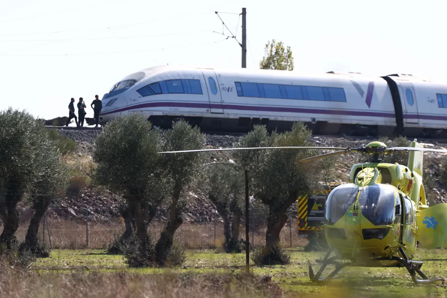 Zona del accidente de trenes en Toledo con un helicóptero para el traslado de heridos. Imagen EFE
