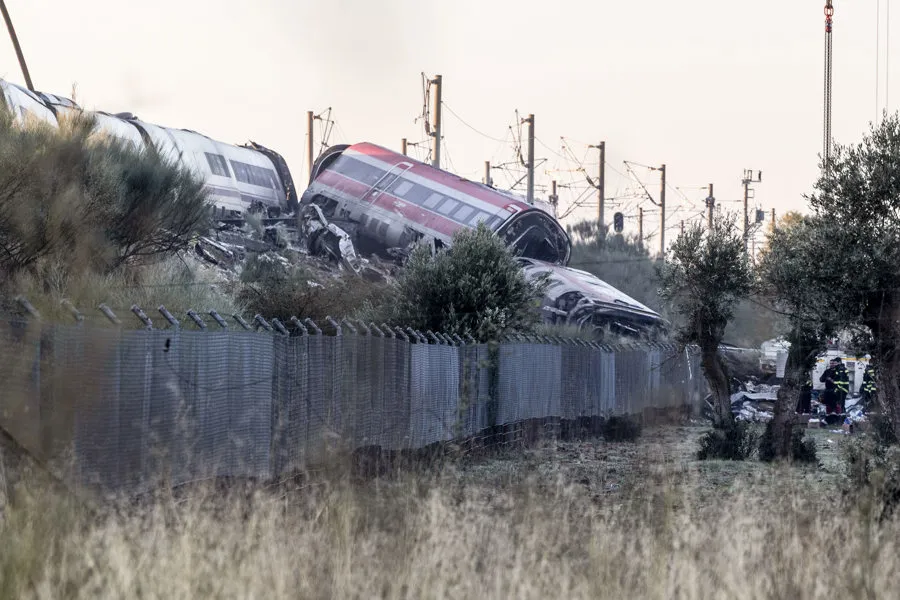 Los servicios de emergencia junto a maquinaria pesada trabajan en el lugar del accidente ferroviario un día después del suceso, este jueves, en la localidad toledana de Urda. EFE/ Ángeles Visdómine