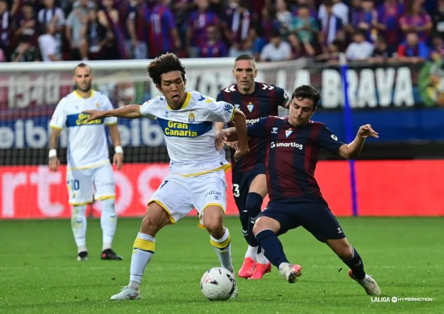 Acción de juego durante el partido disputado por la UD Las Palmas ante el Eibar. Imagen LaLiga Hypermotion