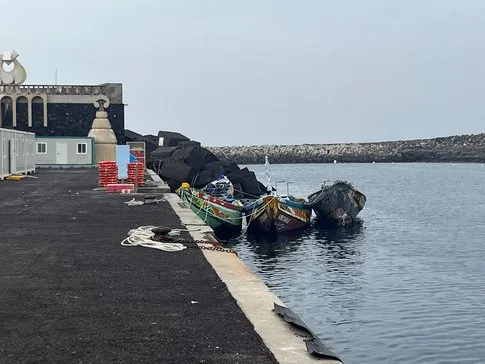 El Hierro sigue recibiendo cayucos con una nueva expedición de 59 personas, 4 menores