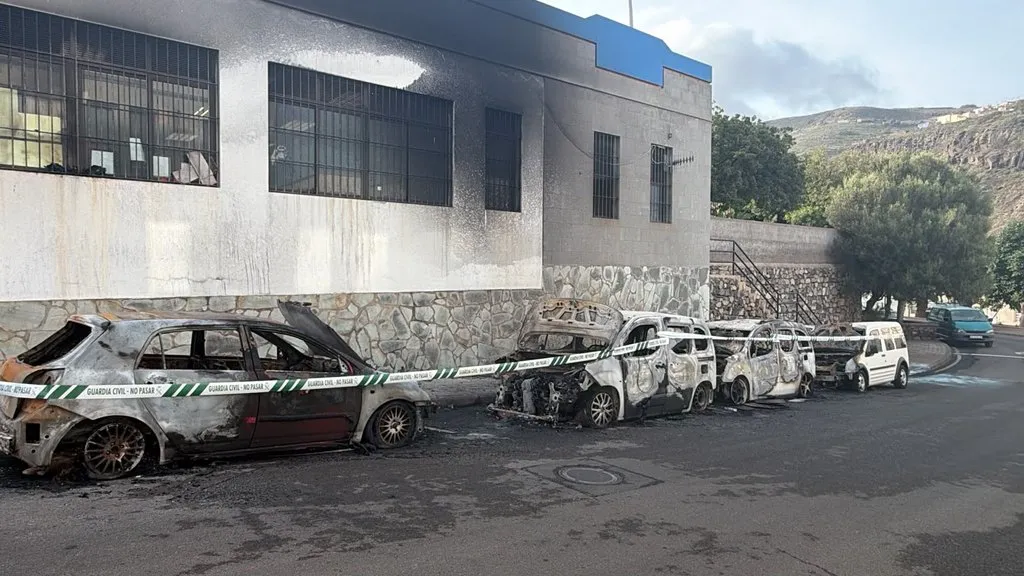 Estado en el que han quedado los vehículos calcinados en Santa María de Guía (Gran Canaria) esta madrugada / RTVC / Helena Diez