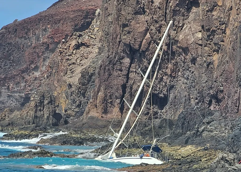 Velero varado en la costa de Gáldar, Gran Canaria. Imagen Ayuntamiento de Gáldar