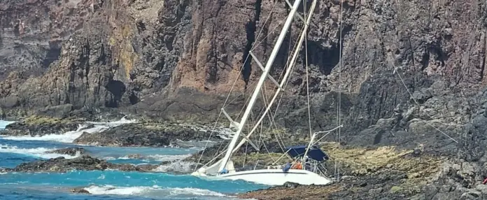 Velero varado en la costa de Gáldar, Gran Canaria. Imagen Ayuntamiento de Gáldar