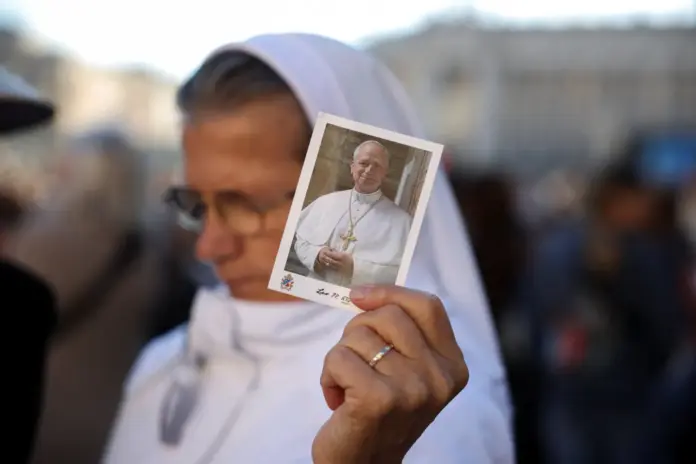 Una persona sostiene una imagen del papa León XIV en la plaza de San Pedro, en el Vaticano, el 14 de octubre, durante una misa que conmemora el décimo aniversario de la exhortación apostólica *Amoris Laetitia* e incluye oraciones especiales por la salud del pontífice, quien se encuentra hospitalizado tras una cirugía pulmonar. Imagen Reuters