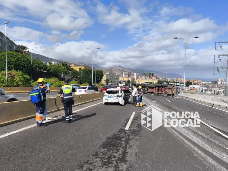 La Guardia Civil investiga el vuelco del camión en la TF-5, que pudo sufrir un fallo en los frenos